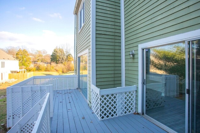 Building Photo - 421 Raintree Dr