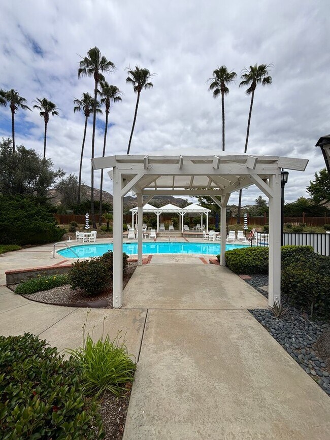 Building Photo - 2 Bedroom 2 Bathroom Condo Living in Great Community Located At West Village Of Singing Hills HOA.