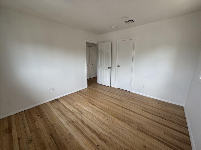 Building Photo - 2572 Merrick Rd