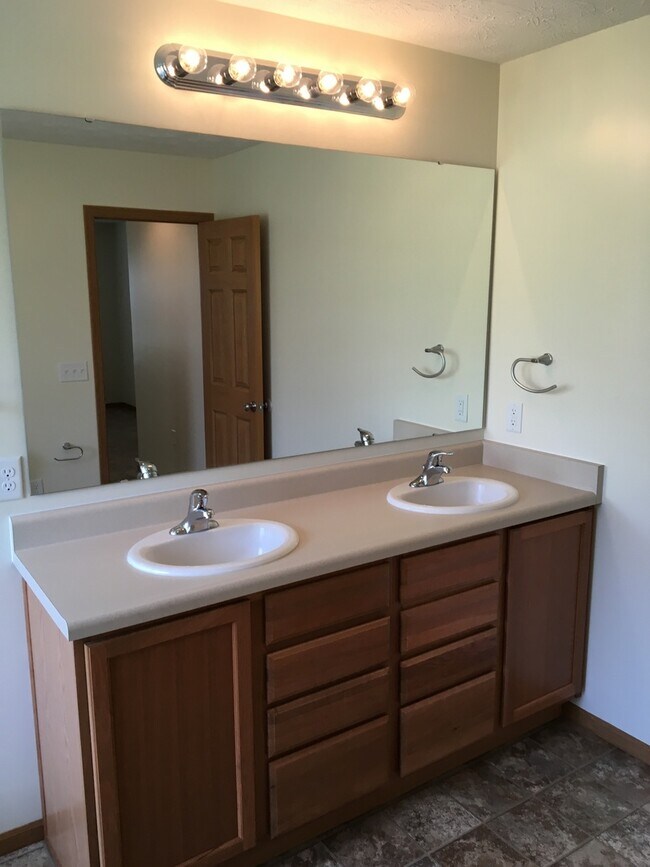 Building Photo - Laurel Creek Apts, 2225/2227 Shamrock Ln