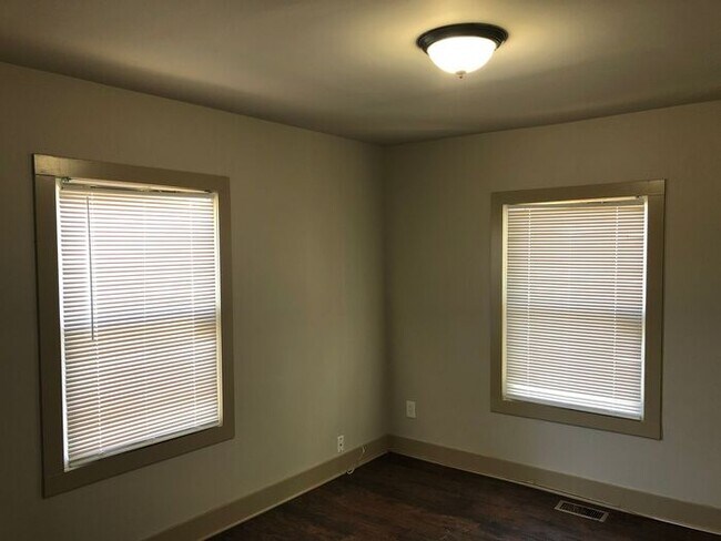 Building Photo - 526 Tompkins St