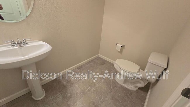 Building Photo - 7052 Diversey Dr