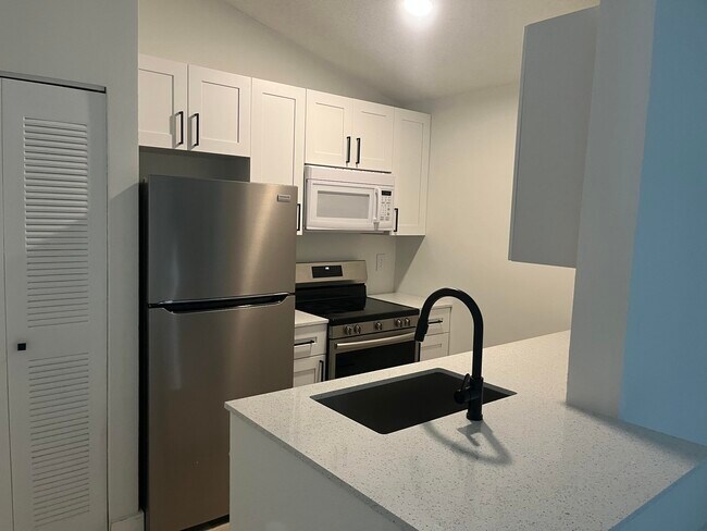 Building Photo - 2831 N Oakland Forest Dr