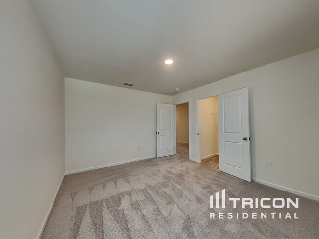 Building Photo - 208 Wild Daisy Wy