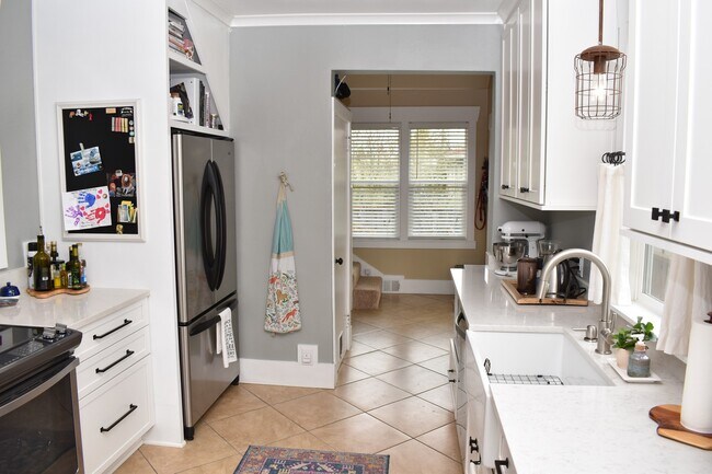 Building Photo - Coming soon - Charming North End Craftsman Near Proctor District!
