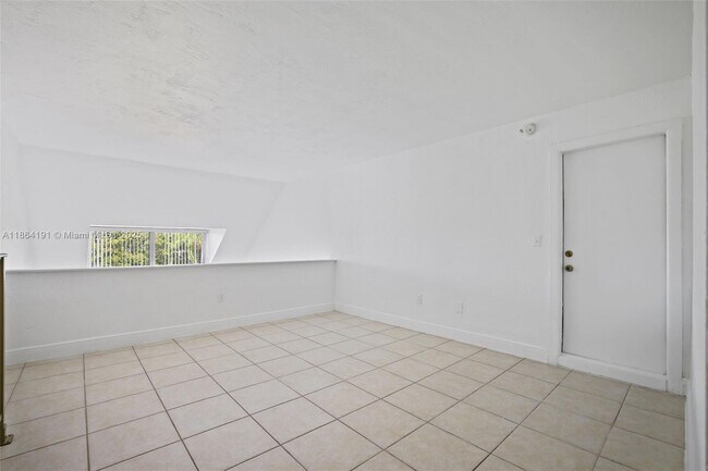 Building Photo - 6900 N Kendall Dr