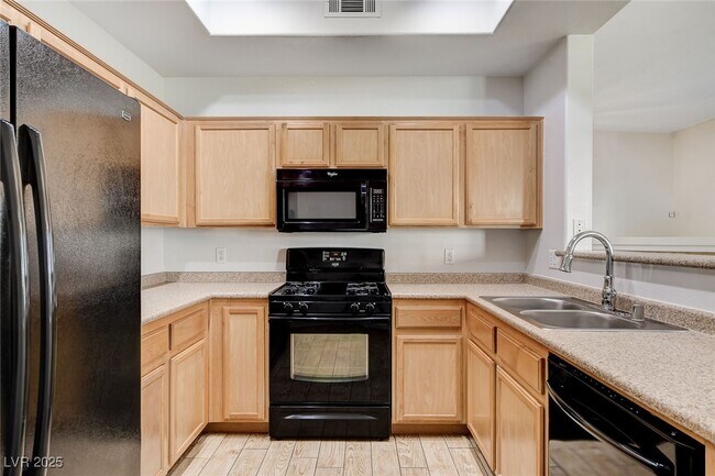 Building Photo - 2305 W Horizon Ridge Pkwy
