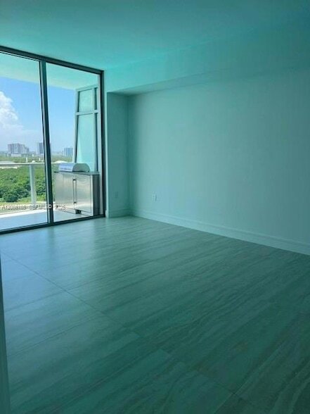 Building Photo - 2411 Laguna Cir