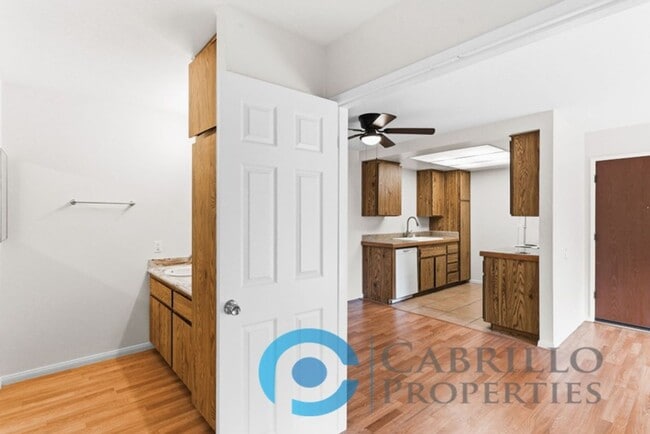 Building Photo - 1BD/1BA Private Balcony + Utilities Included | Prime Black Mountain Location