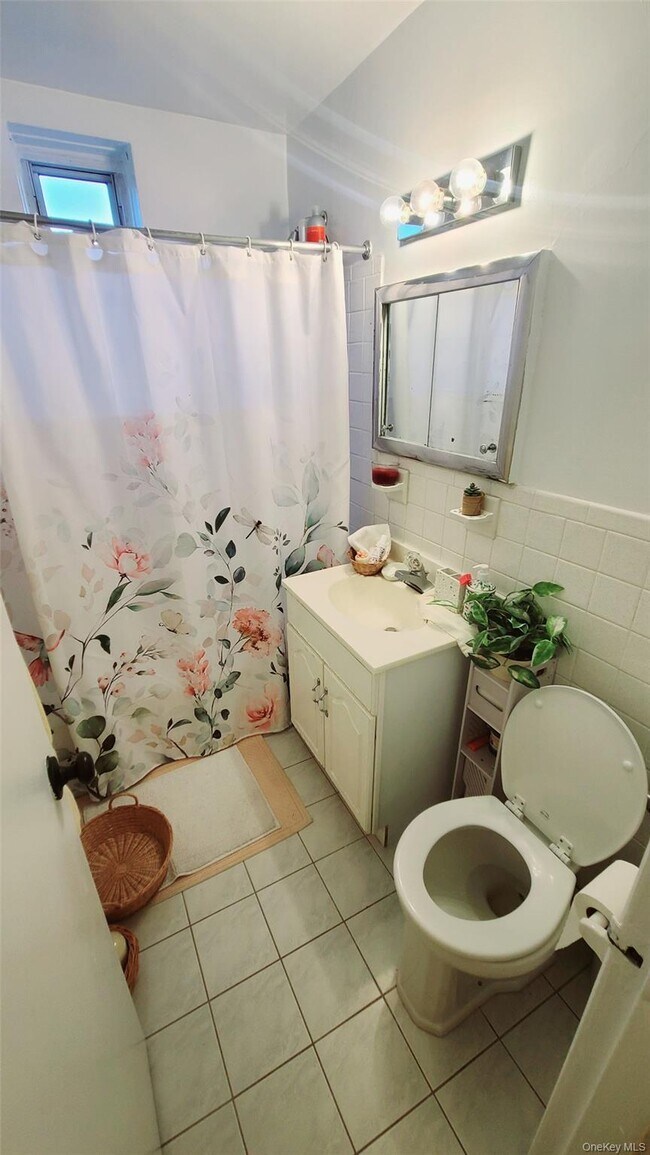 Building Photo - 66-15 Thornton Pl