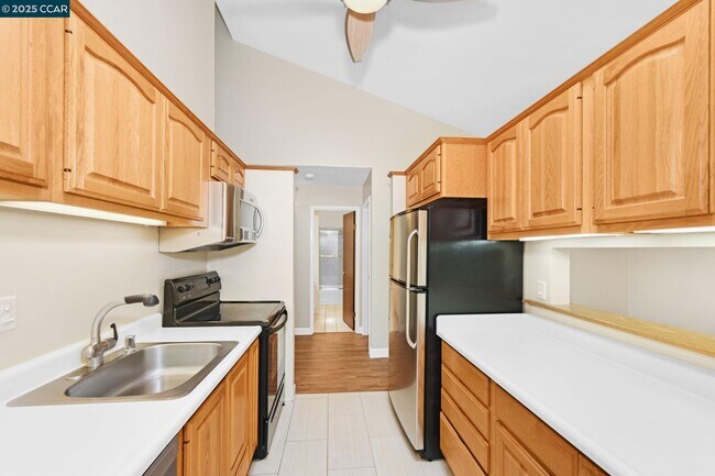 Building Photo - 2075 Ascot Dr
