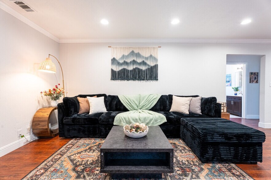 Building Photo - 1004 Airport Blvd