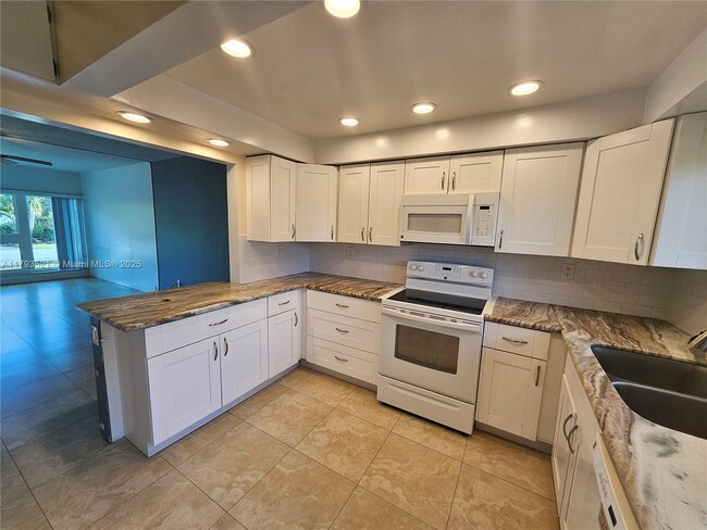 Building Photo - 733 NW 30th Ct
