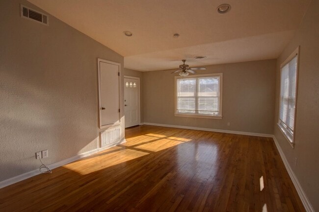 Building Photo - Adorable E. Main Cottage