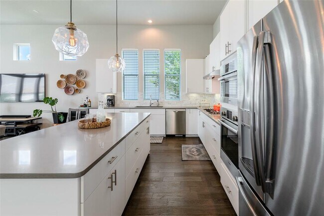 Building Photo - 6025 Seville Dr