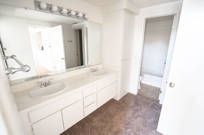 Building Photo - COMING SOON! Santa Fe Double Primary Condo in Valencia!