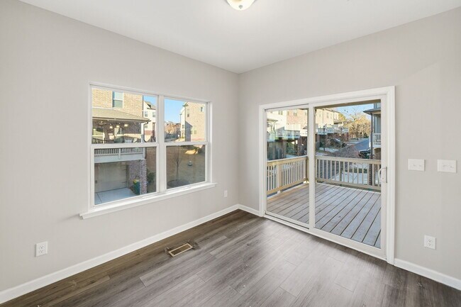 Building Photo - 318 Commons Ave