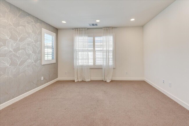 Building Photo - 946 Blackstone Dr