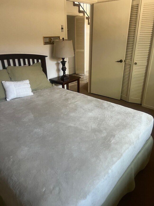 Building Photo - Chateau Du Lac condo available with Lakefront views and communty pool! A must see! Avail. for lon...