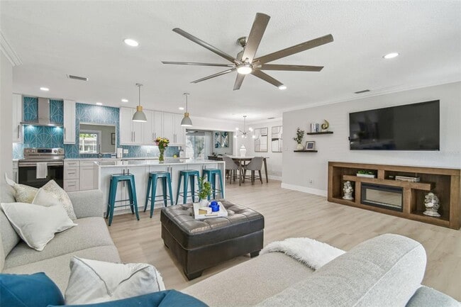 Building Photo - 3922 Fontainebleau Dr