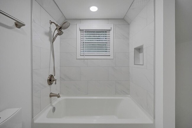 Building Photo - 593 Lynnhaven Dr SW