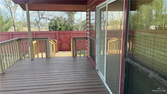 Building Photo - 8504 Lago Vista Dr
