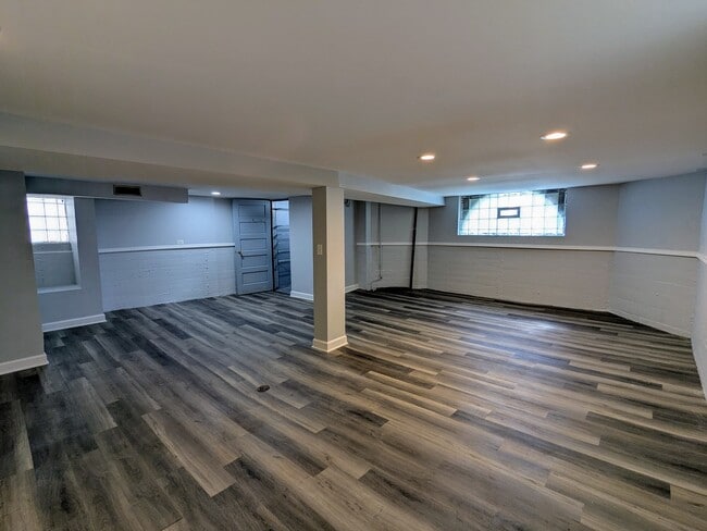 Building Photo - 834 N Kolin Ave