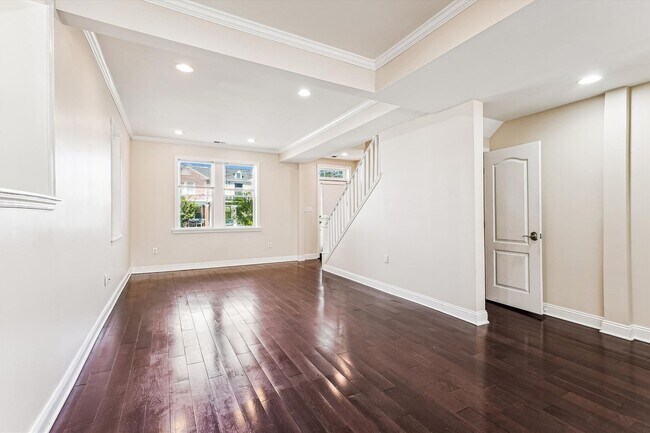 Building Photo - Charming and very Spacious 3 BR/3.5 BTH in...
