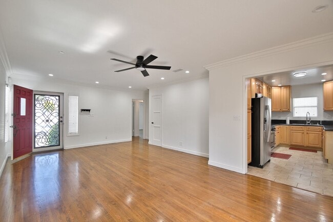 Building Photo - Spacious 4 Bedroom Home with A/C