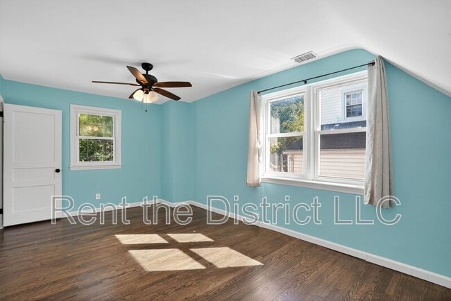 Building Photo - 3225 Chestnut St NE