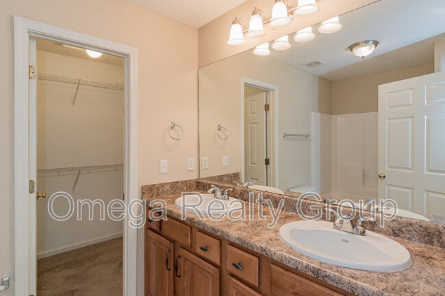 Building Photo - 3550 Cres Gardens Dr