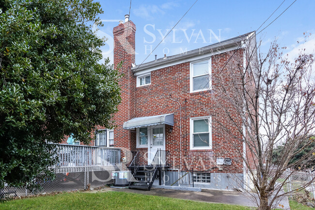 Building Photo - Nice 4BR 2BA Townhome