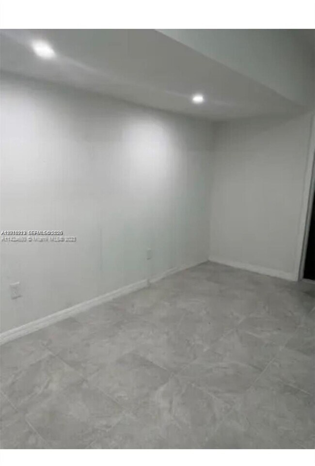 Building Photo - 9860 SW 161st Ave