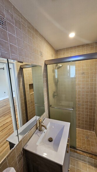 Building Photo - 640 Derby Ave