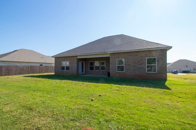 Building Photo - Move in special