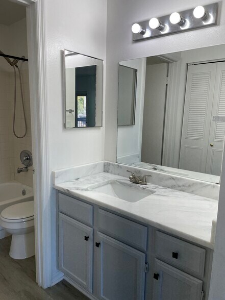 Building Photo - 4002 Crockers Lake Blvd