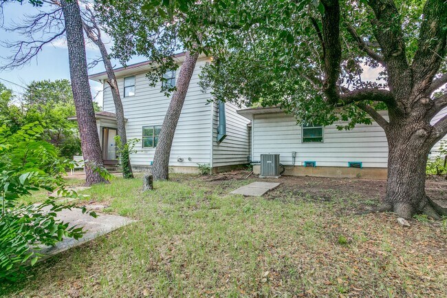 Building Photo - Renovated House in Irving • Great Location