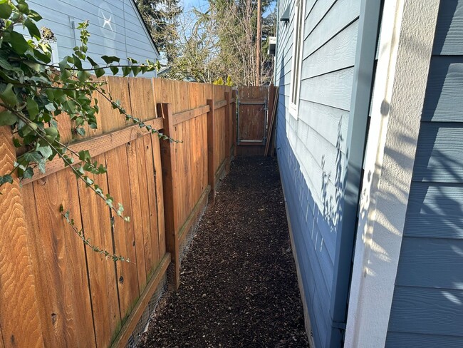 Building Photo - Super Cute 3 Bedroom with Bonus/Office in SE Portland Home!