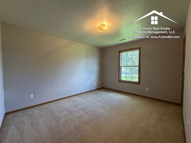 Building Photo - 427–429 Sabre Circle