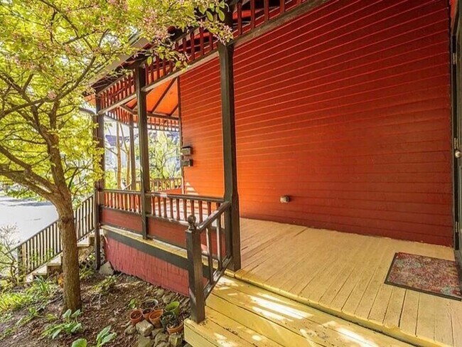 Building Photo - 3 bedrooms home in downtown