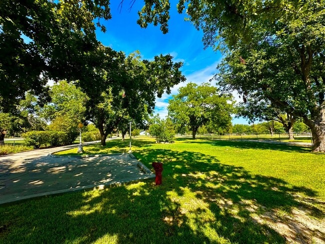 Building Photo - Furnished Riverside Home