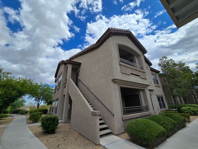 Building Photo - A Charming 3 Bedroom upstairs unit in NW L...