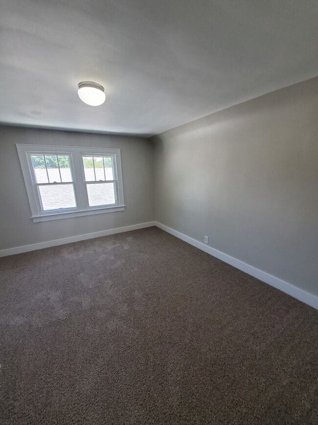 Building Photo - 3 Bedroom 1 Bath House in Rock Island