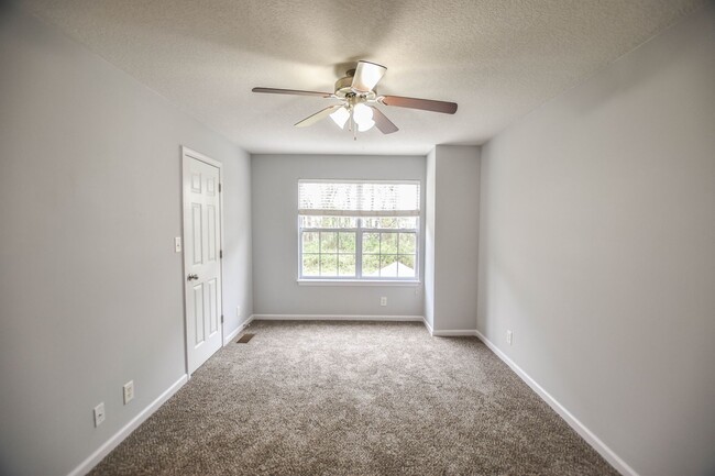 Building Photo - Pet Friendly Two Bedroom!