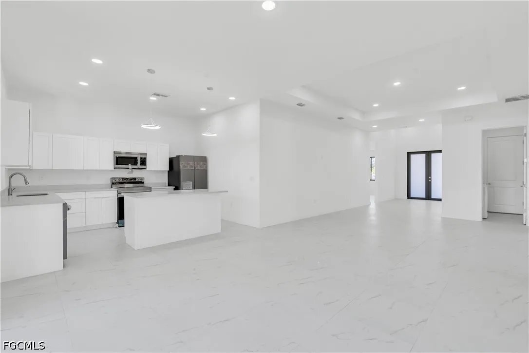 Building Photo - 1021 Chiquita Blvd S
