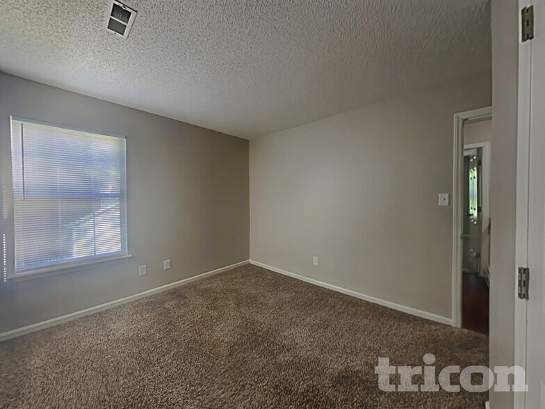 Building Photo - 404 Marcella Dr