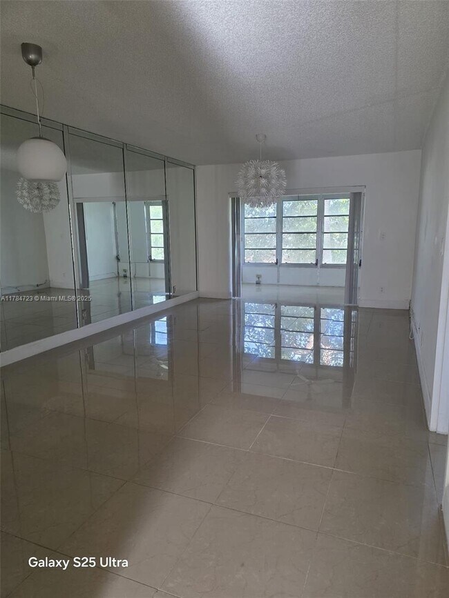 Building Photo - 1025 Country Club Dr
