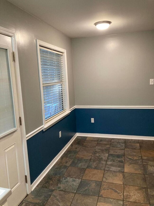 Building Photo - 303 Ouita Cir