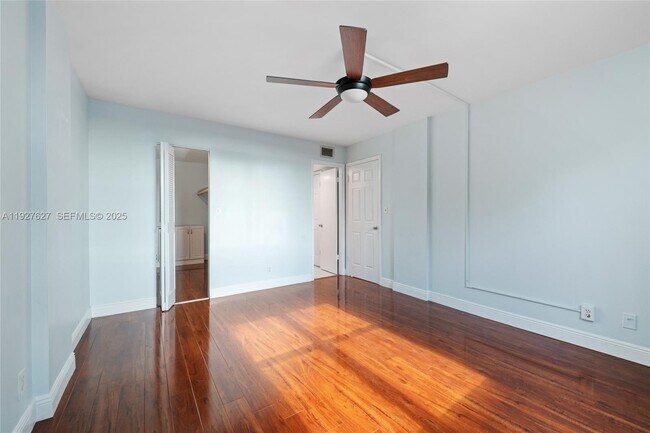 Building Photo - 116 Royal Pk Dr