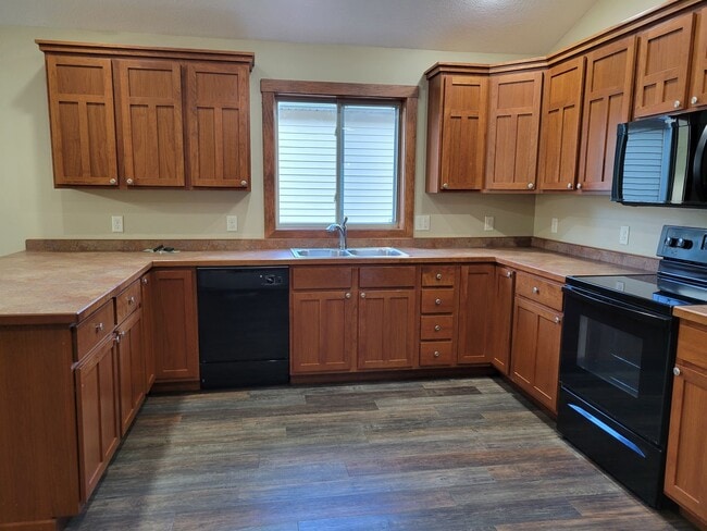 Building Photo - One Level Townhouse